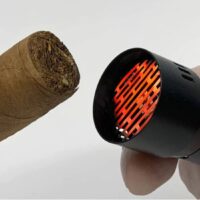 سیگار برگ در کنار فندک برقی